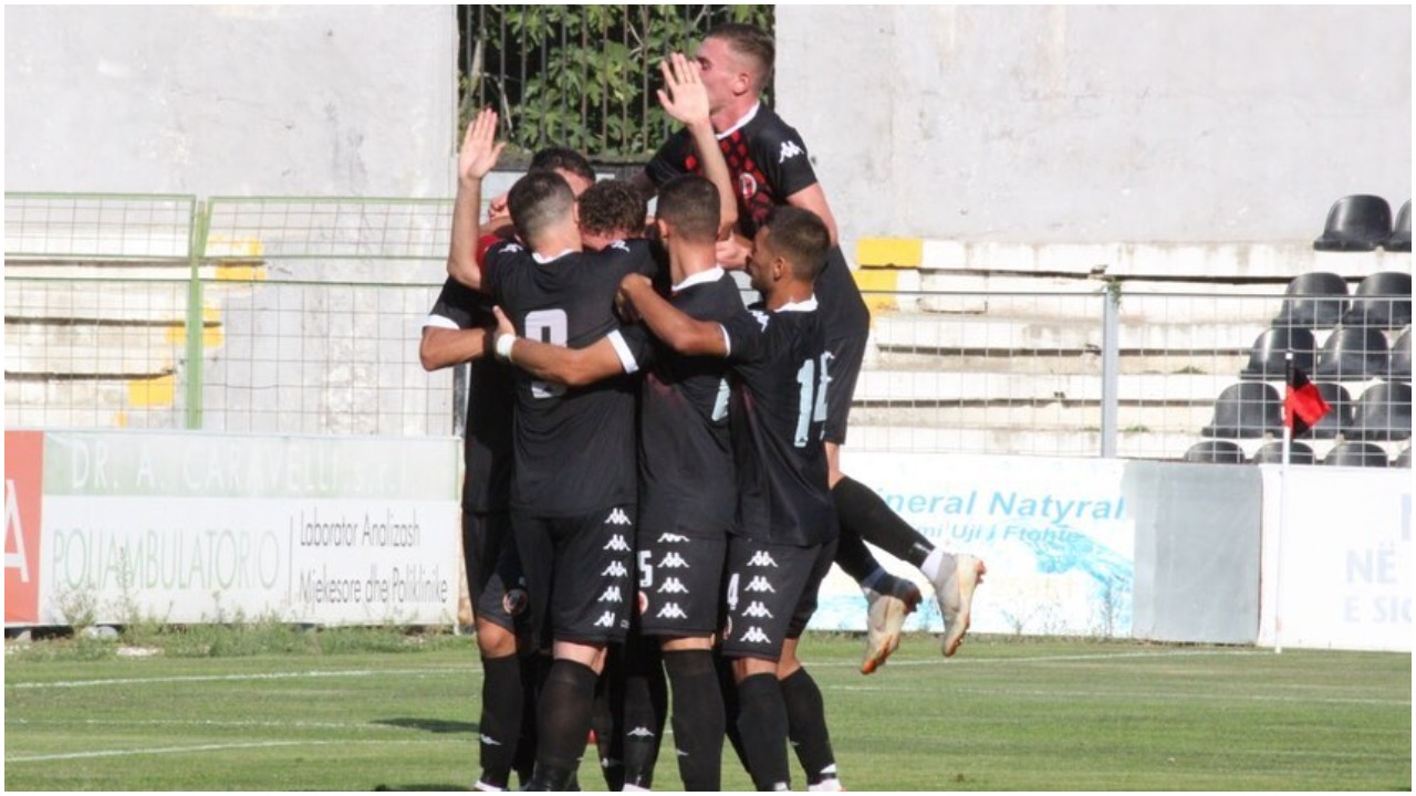 VIDEO/ Pankarta për Hashim Thaçin dhe gol, në Vlorë ndodh gjithçka