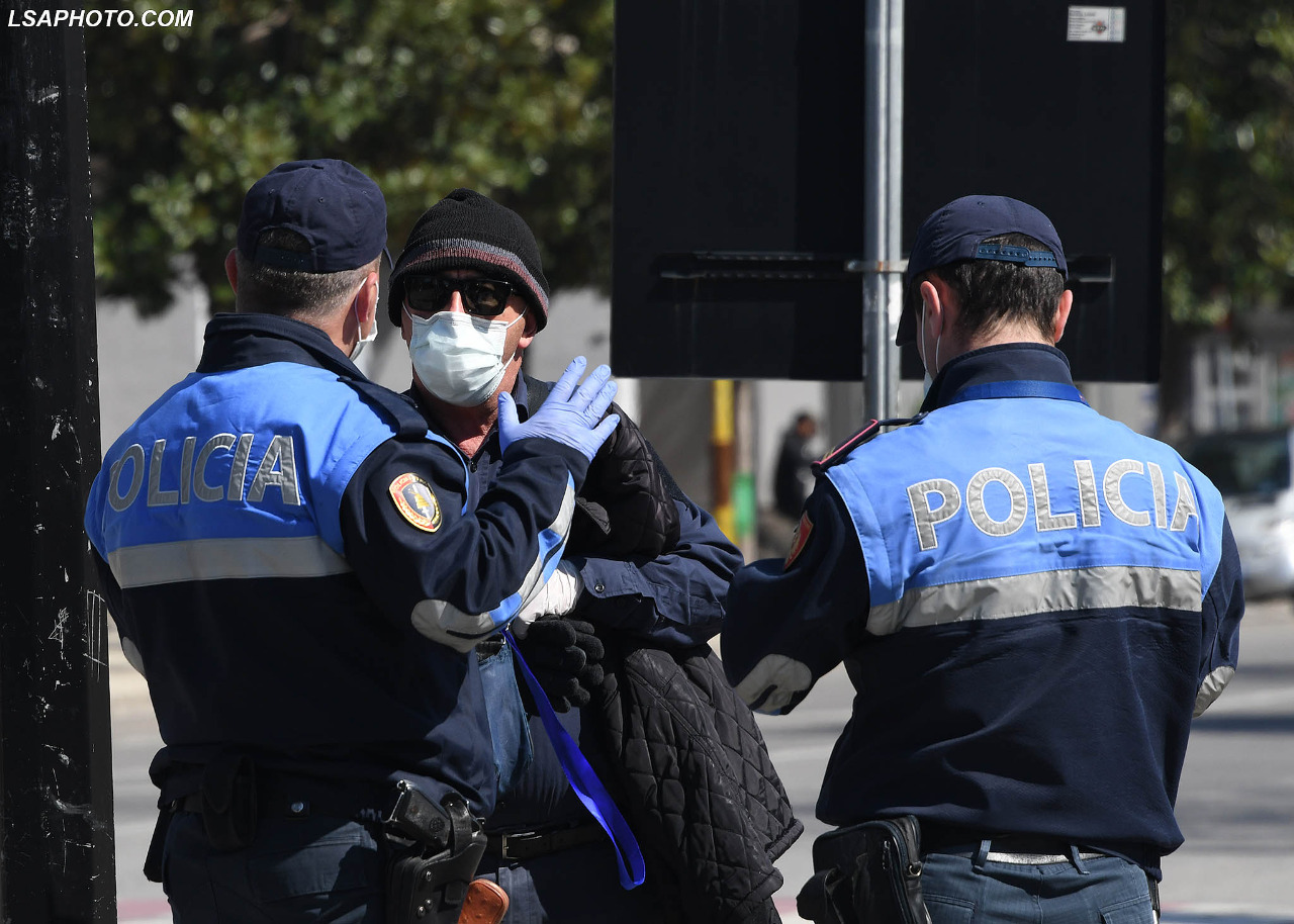 Ish-policët do lejohen të qarkullojnë me armë me vete, zbardhet drafti i Ministrisë së Brendshme