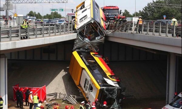 Autobusi bie nga mbikalimi, 1 i vdekur dhe 20 të plagosur