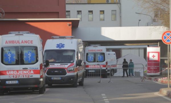 Konfirmohen 12 raste me koronavirus në Shkodër, 3 prej tyre personel shëndetësor