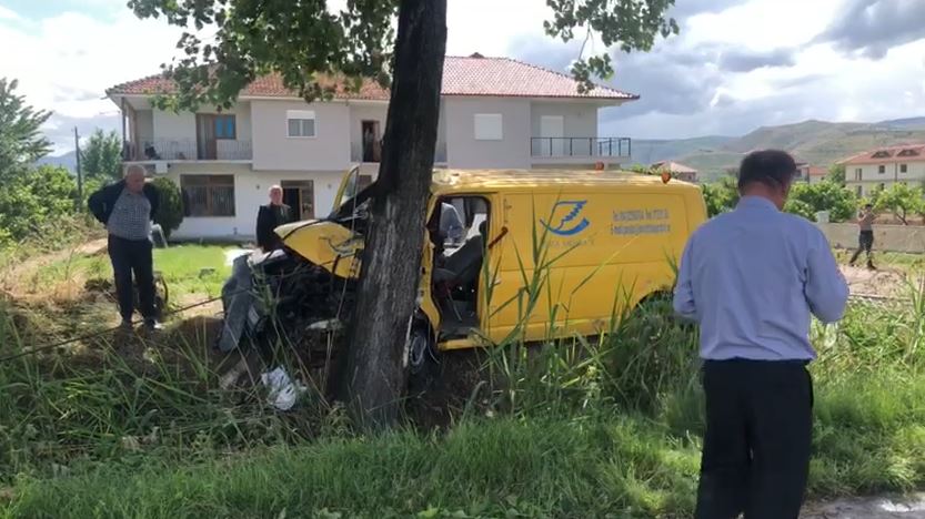 Përplaset furgoni i postës, plagoset rëndë një person në aksin Korçë-Pogradec