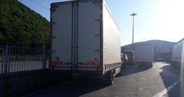 Nuk kishin paguar 700 mijë lekë detyrime, sekuestrohet një ngarkesë mallrash ushqimorë