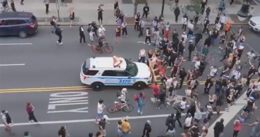 VIDEO/ Protestat në SHBA, makina e policisë merr përpara turmën e demostruesve