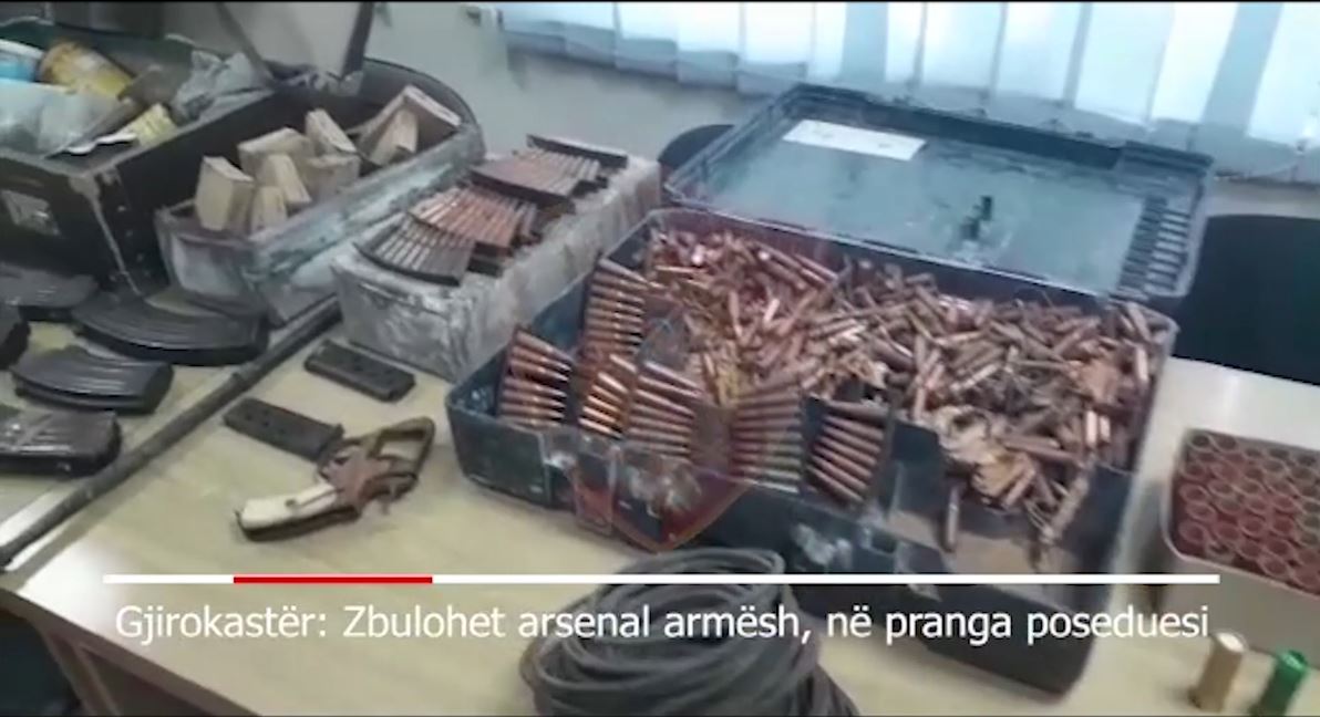 VIDEO/ Sekuestrohet arsenal armësh me silenciator dhe municion luftarak në Gjirokastër