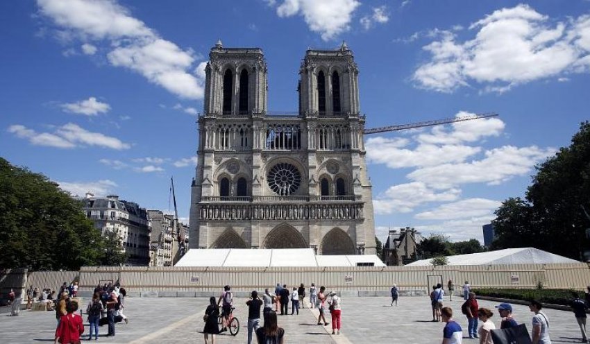 Rihapet sheshi i Katedrales “Notre Dame” në Paris pas më shumë se 1 viti