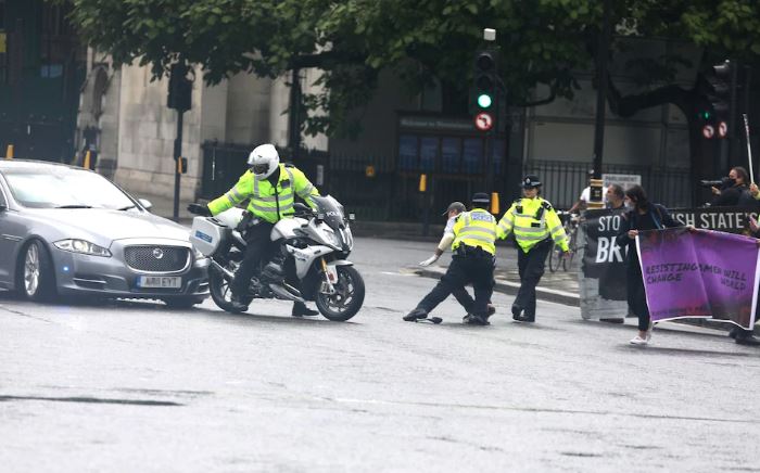 VIDEO/ Aksidentohet me makinë kryeministri britanik, Boris Johnson