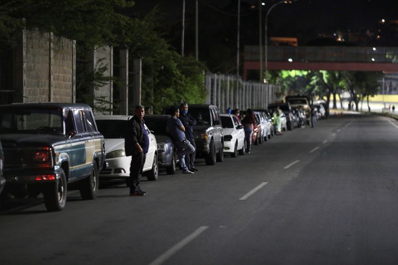 Venezuelë, qytetarët në radhë për karburant