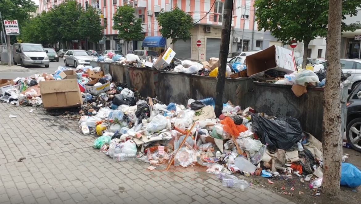 Durrësi shndërrohet në “kosh plehrash”, banorët të shqetësuar: Koronën e kemi në shesh