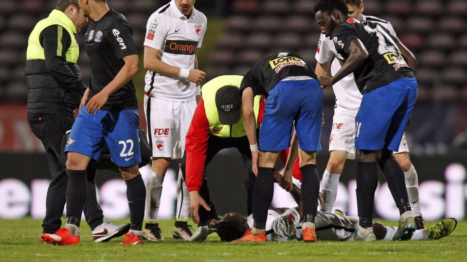 Dështoi të ringjallte futbollistin, gjobitet rëndë mjekja rumune