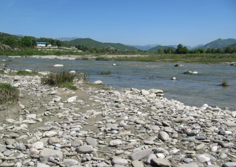 Derdhnin ujëra të ndotur në Erzen, gjobiten 10 subjekte në Tiranë