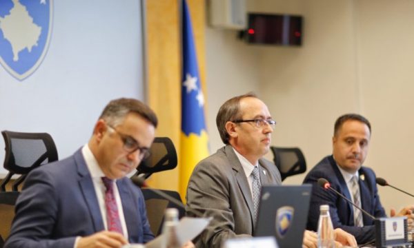 Kosova drejt “rikithimit të normalitetit”, rihap transportin ajror, tubimet publike dhe pishinat