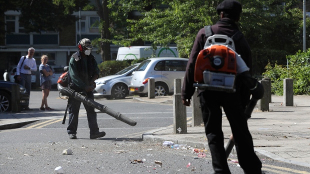 Të rinjtë e dehur rrahin agjentët e policisë gjatë një feste: 22 të plagosur mes forcave të rendit