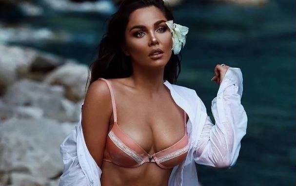 Franceska poston foton hot nga plazhi, fansi i lë komentin epik