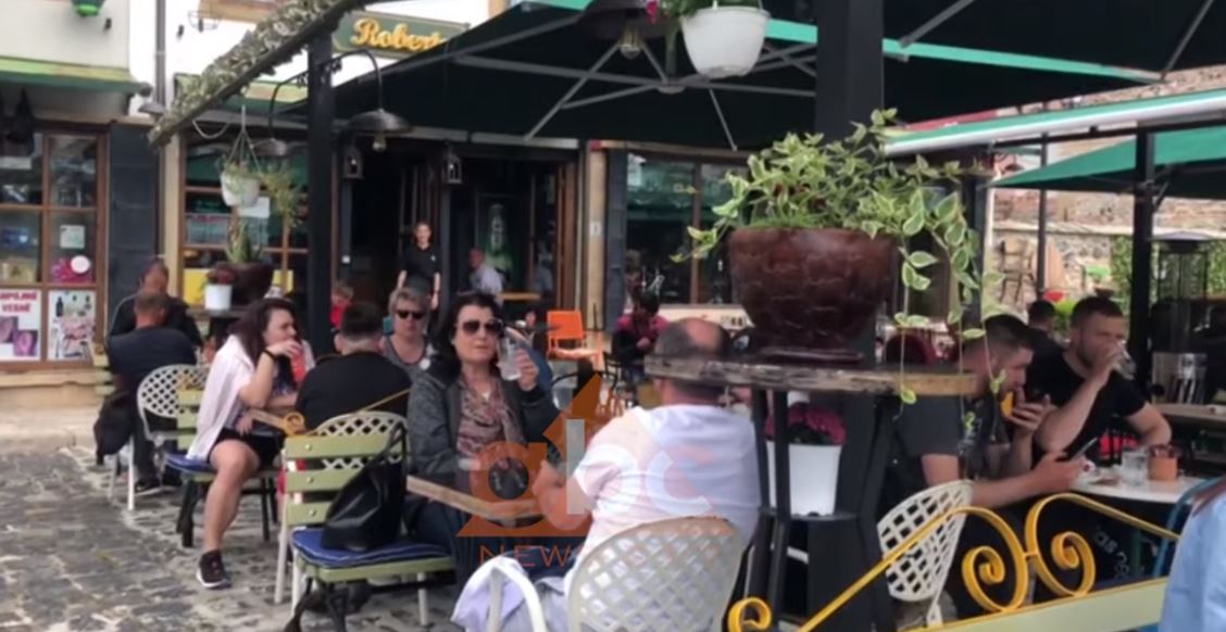 Turistët i rikthehen Korçës, harrojnë distancimin social të koronavirusit