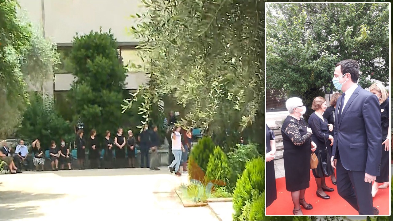Albin Kurti, me maskë në homazhet e Moikom Zeqos