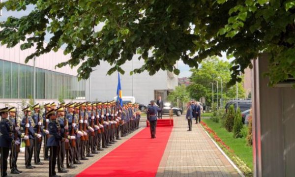 Kurti refuzon t’i dorëzojë Hotit detyrën, dërgon sekretarin e tij