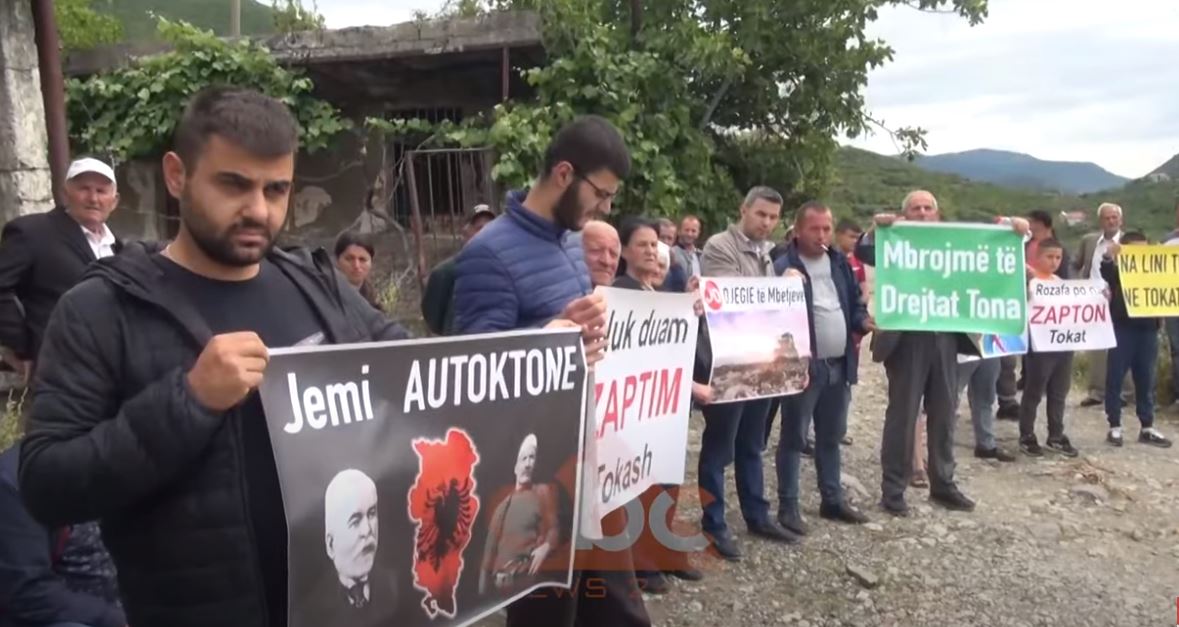 Banorët e Labinotit protestojnë për fabrikën e peshkut: Vjen erë e qelbur, është ndotur uji