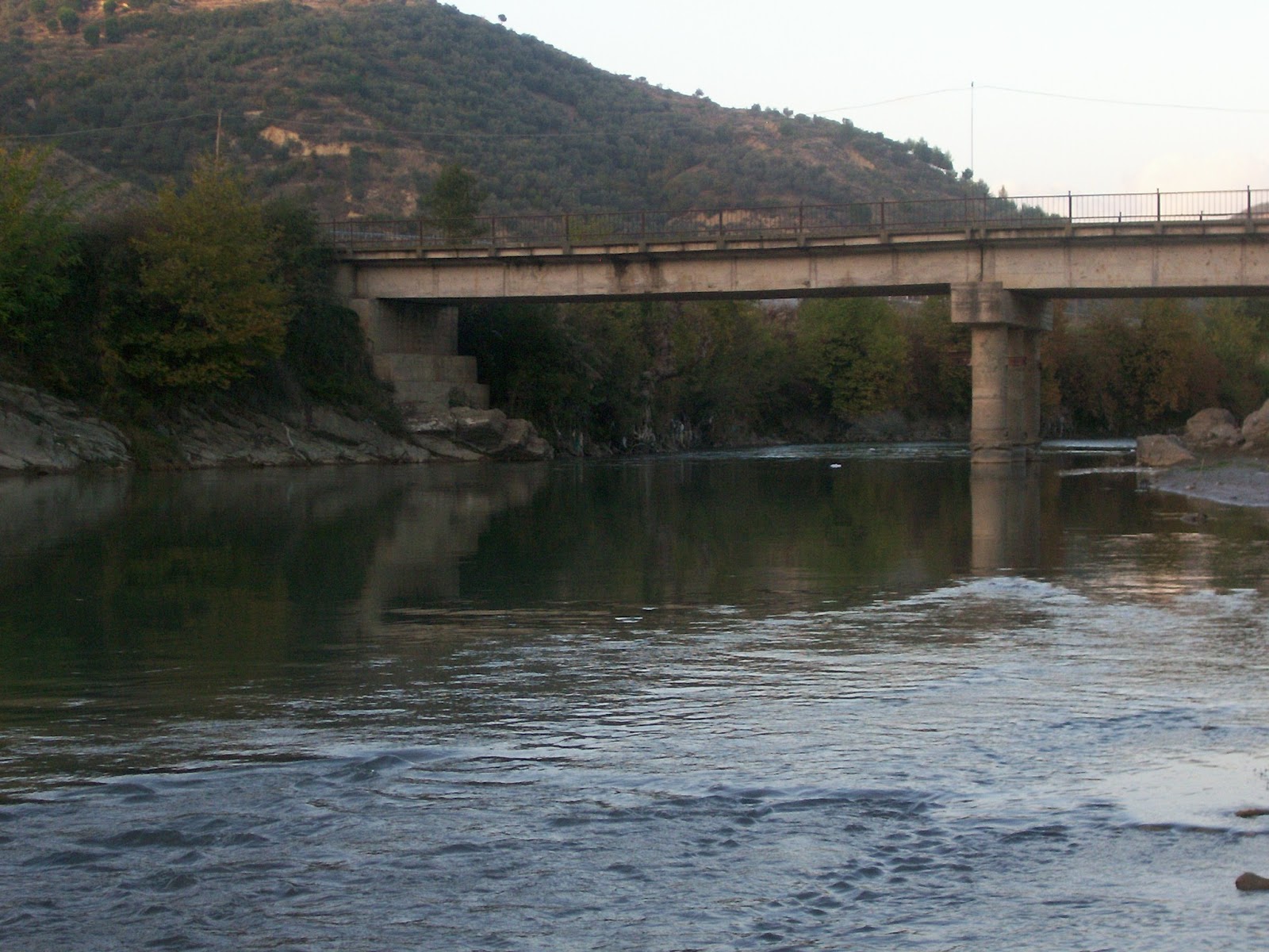 Gjendet i pajetë në breg të lumit Shkumbin një 50-vjeçar