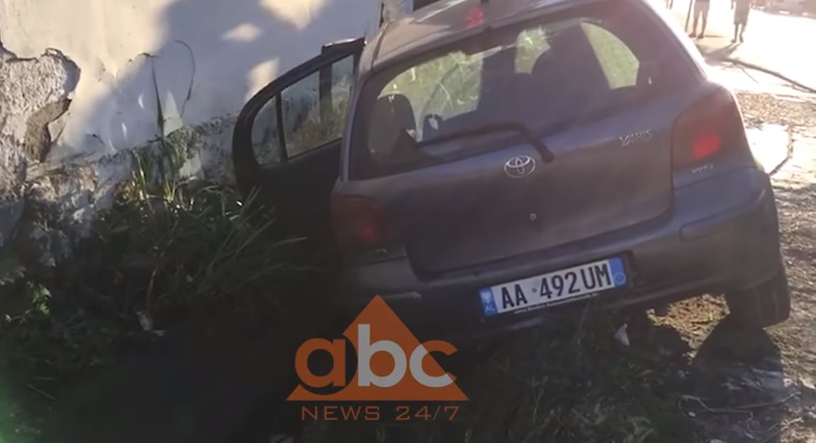 Aksident në Berat, “Toyota” del nga rruga dhe përfundon në kanal