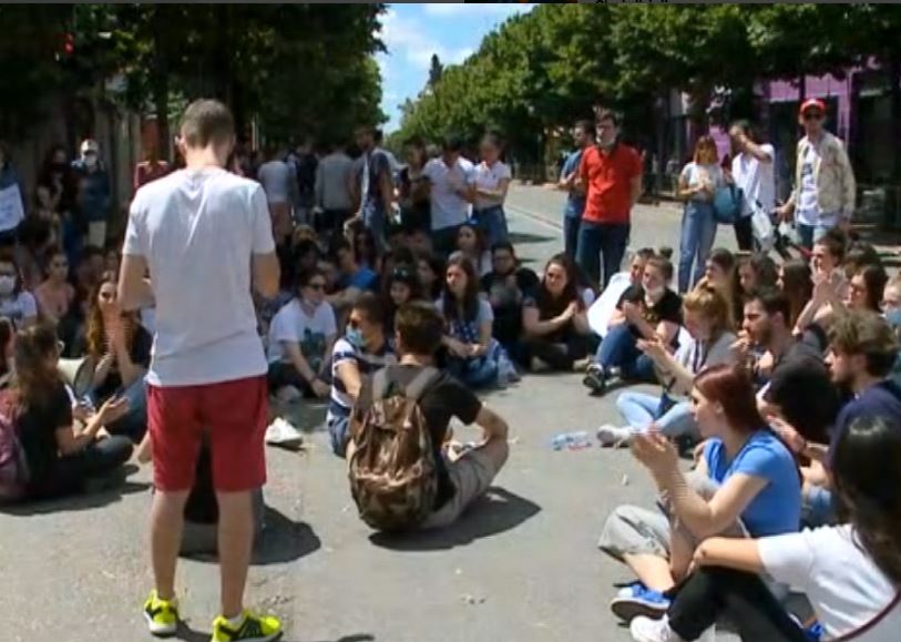 Maturantët në protestë: Struktura e testit të letërsisë s’ishte siç premtoi Ministrja