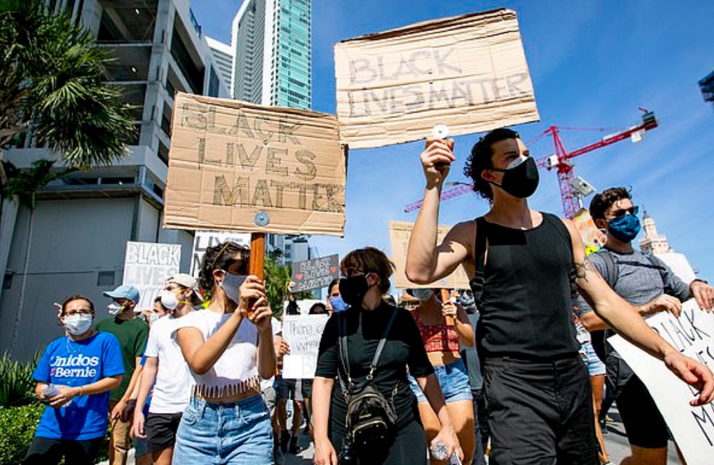 Shawn Mendes dhe Camila Cabello bashkohen me protestuesit në Miami