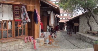 Pazari i Vjetër i Krujës prej muajsh pa asnjë vizitor, tregtarët me sytë nga hapja e kufijve