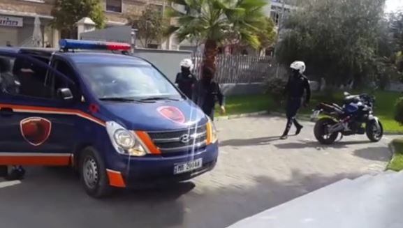 Po shkëmbenin drogën, katër tropojanët kapen “mat” nga policia