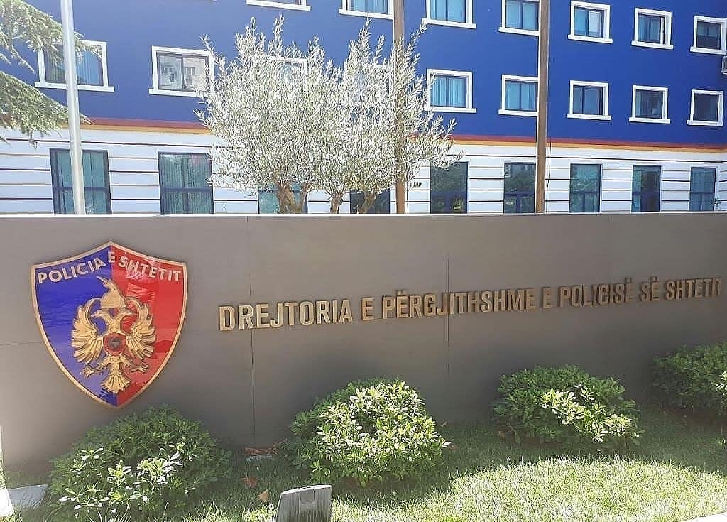 Çadra dhe shezlongë pa leje, procedohen penalisht 3 persona në Durrës