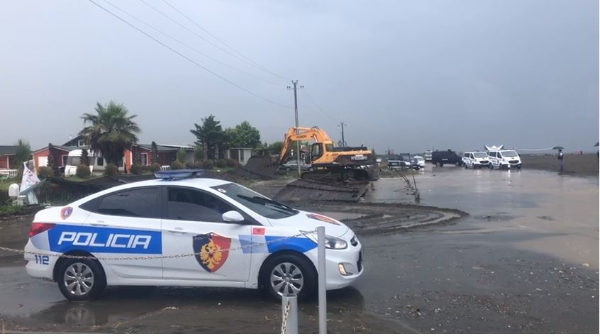 Ndërtim pa leje në bregdet, procedohen 3 persona, shembet objekti në Durrës