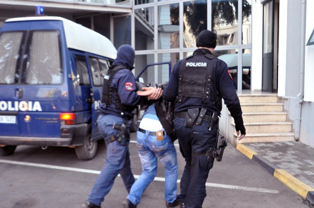 Lëvizte me granatë ofensive në trup, arrestohet 57-vjeçari në Elbasan