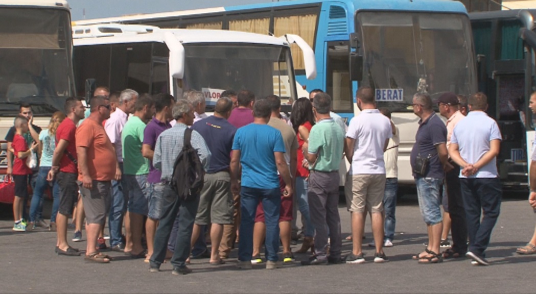 Refuzohet urdhri i Shoqatës së Transporteve, dhjetëra autobusë fillojnë qarkullimin normal