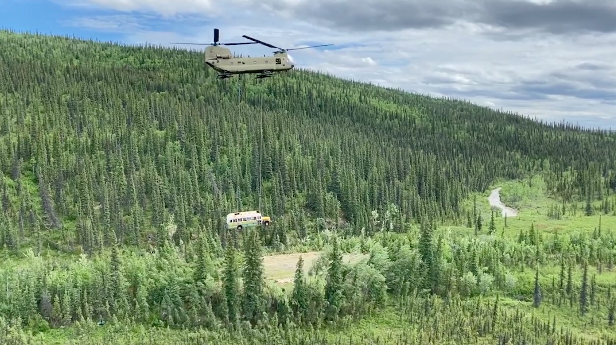 Njerëzit rrezikonin jetën për ta vizituar, autobusi i famshëm largohet nga Alaska