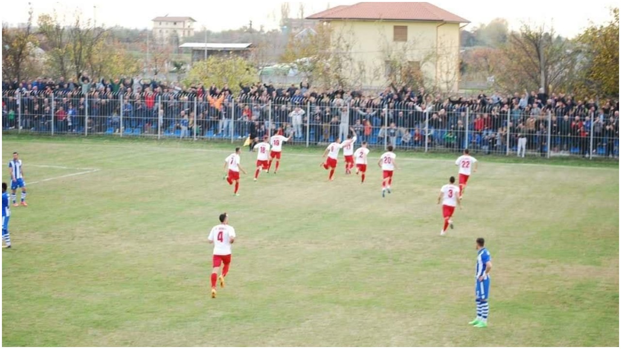 Pozitivë me COVID dhe në Kategorinë e Parë, dy futbollistë në karantinë