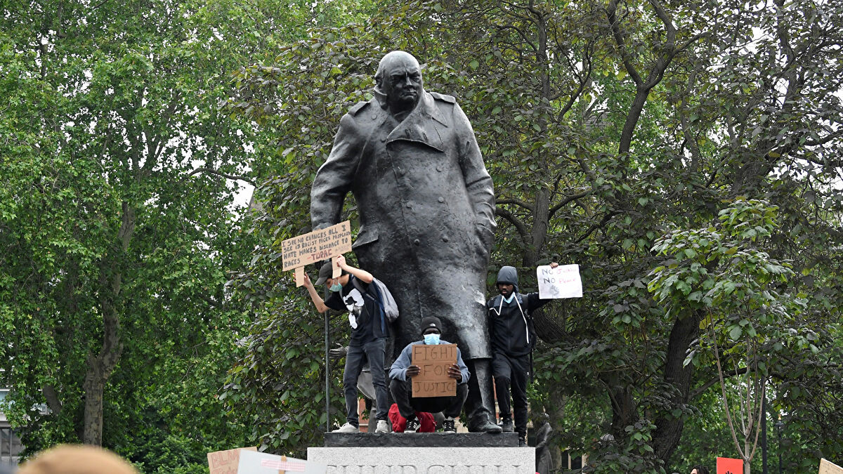 “Ishte racist” protestuesit në Londër vandalizojnë statujën e ish kryeministrit Winston Churchill