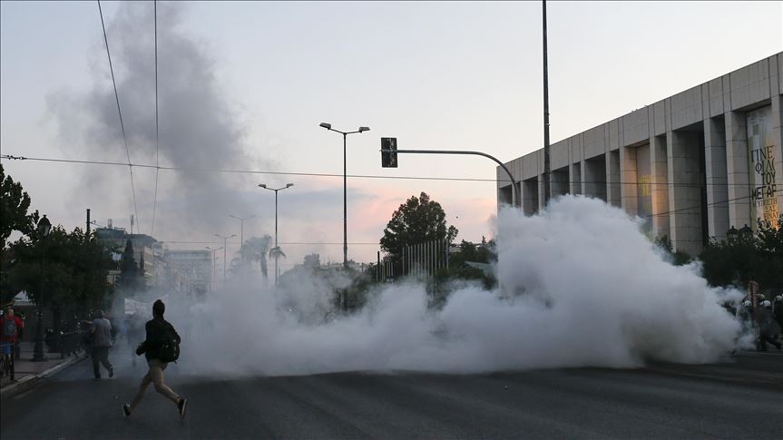 Vrasja e Floyd/ Përplasje midis protestuesve dhe policisë në Greqi