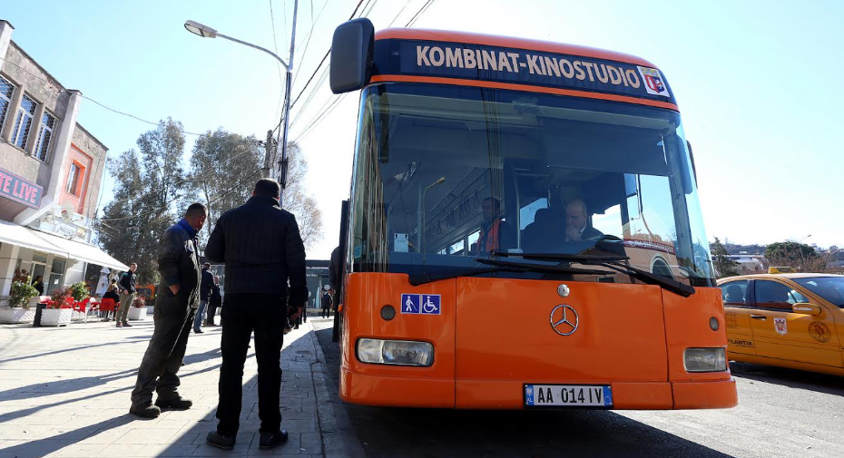 Ministria e shtyu me një javë hapjen e transportit publik, shoqata nesër në protestë