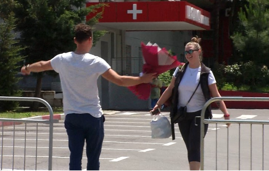 Pacientja ukrainase me koronavirus lë spitalin Infektiv, i dashuri e pret me buqetë me lule