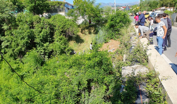 Shkon të hedhë plehrat, 25 vjeçarja rrëzohet nga ura në Mat