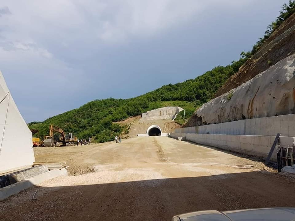 Rama nxjerr pamjet e tuneleve të rrugës Qukës-Qafë Plloç: Ka përfunduar puna në 3 prej tyre