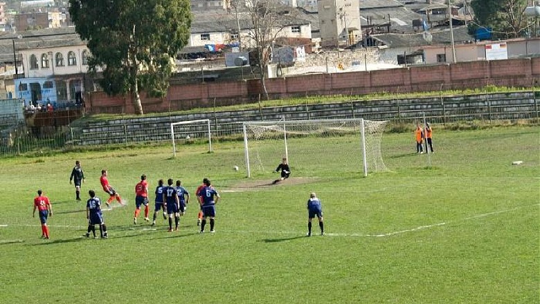 Goditi arbitrin se nuk ishte dakord me penalltinë, arrestohet futbollisti shkodran