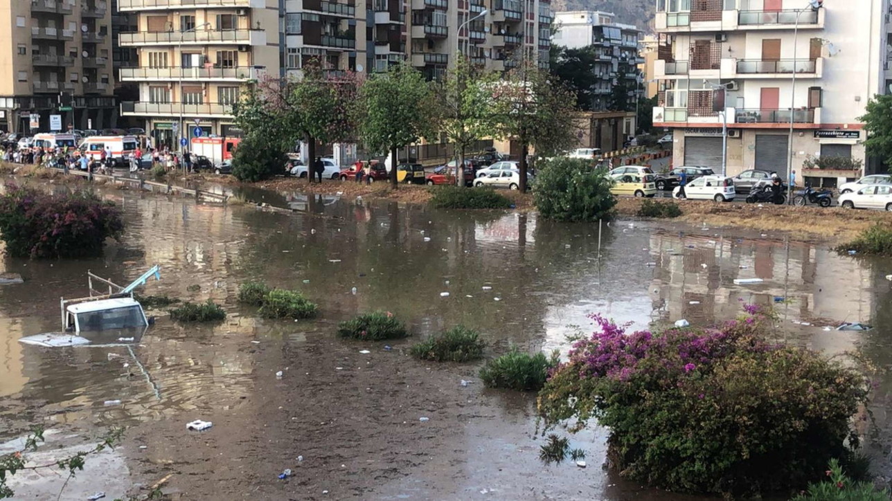 Stuhi e fuqishme në Palermo: Rrugët kthehen në lumenj, raportohen disa të zhdukur