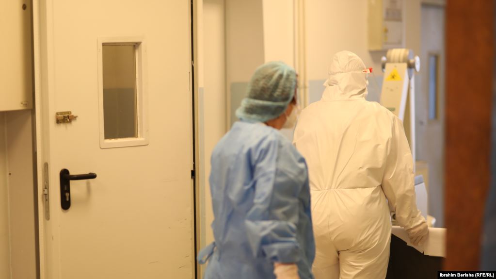 Më shumë se 400 mjekë e infermierë janë infektuar nga COVID-19, pse po rriten shifrat në Kosovë