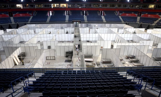 Spitalet të mbingarkuara, në Serbi vendosen shtretër në stadium