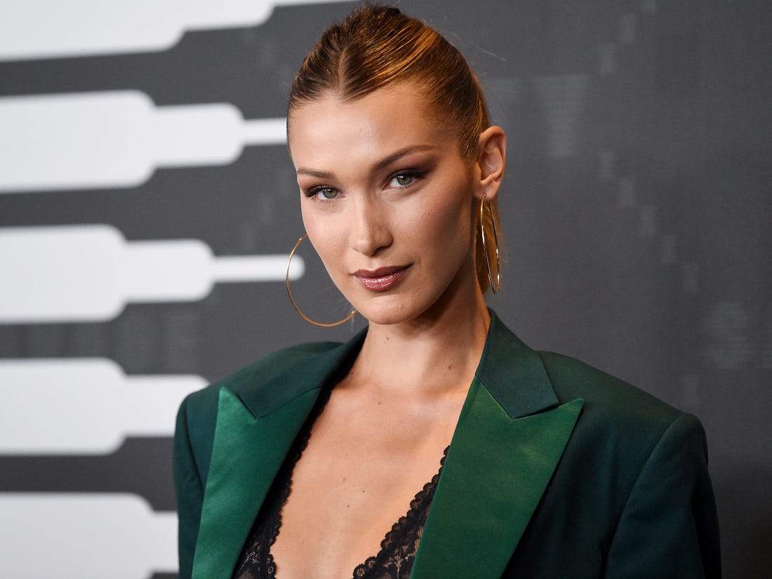 Bella Hadid di si të tërheqë vëmendjen, i vë flakën rrjetit me pozat e fundit (FOTO)