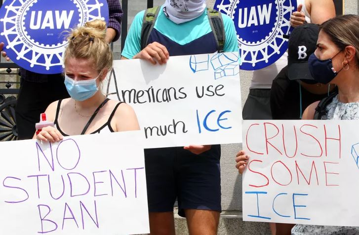 Administrata Trump tërhiqet nga vendimi për të “përzënë” studentët e huaj nga vendi