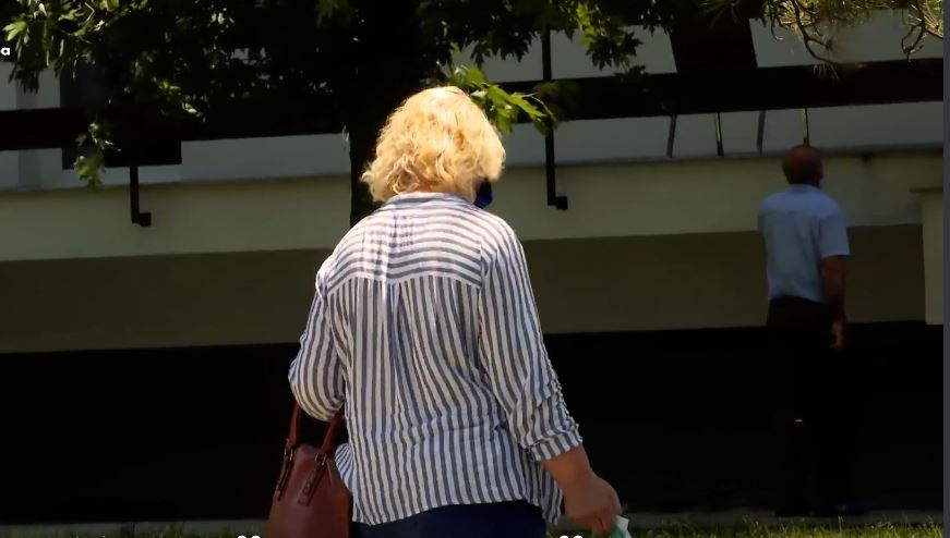 Familjarët e pacientëve të infektuar me Covid-19 futen në spital për t’i dërguar ilaçe dhe ushqime