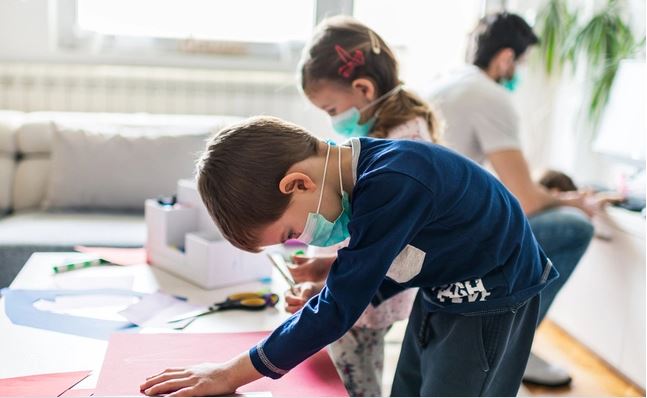 Studimi: Njerëzit kanë më shumë gjasa të preken nga Covid-19 në shtëpi