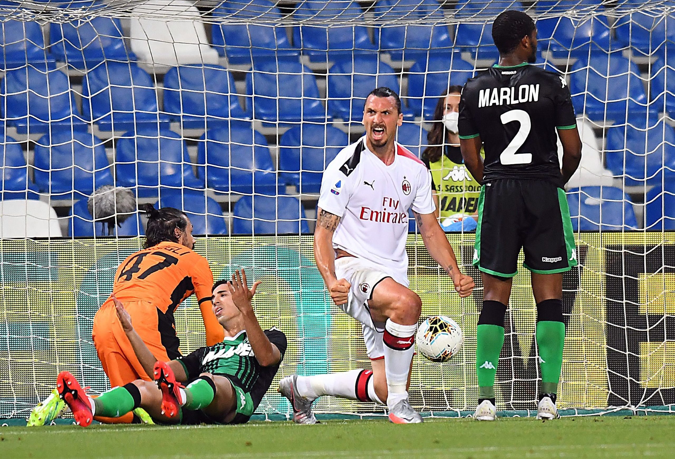 VIDEO/ Karton i kuq dhe tre gola, çmenduri në Sassuolo-Milan