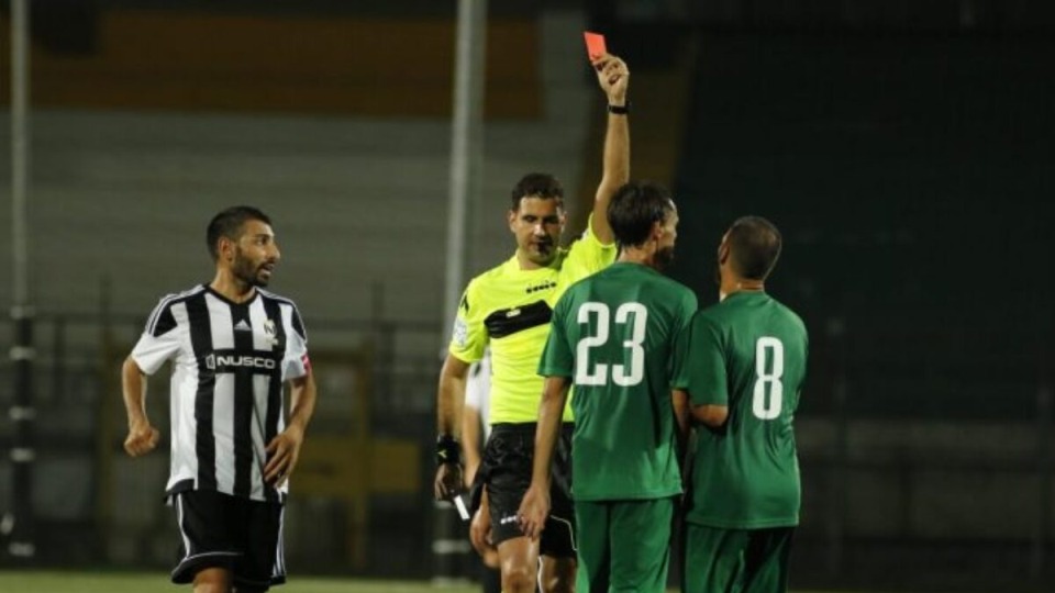 Shtyu ndeshjen me një “hile”, hetohet për trukim arbitri italian