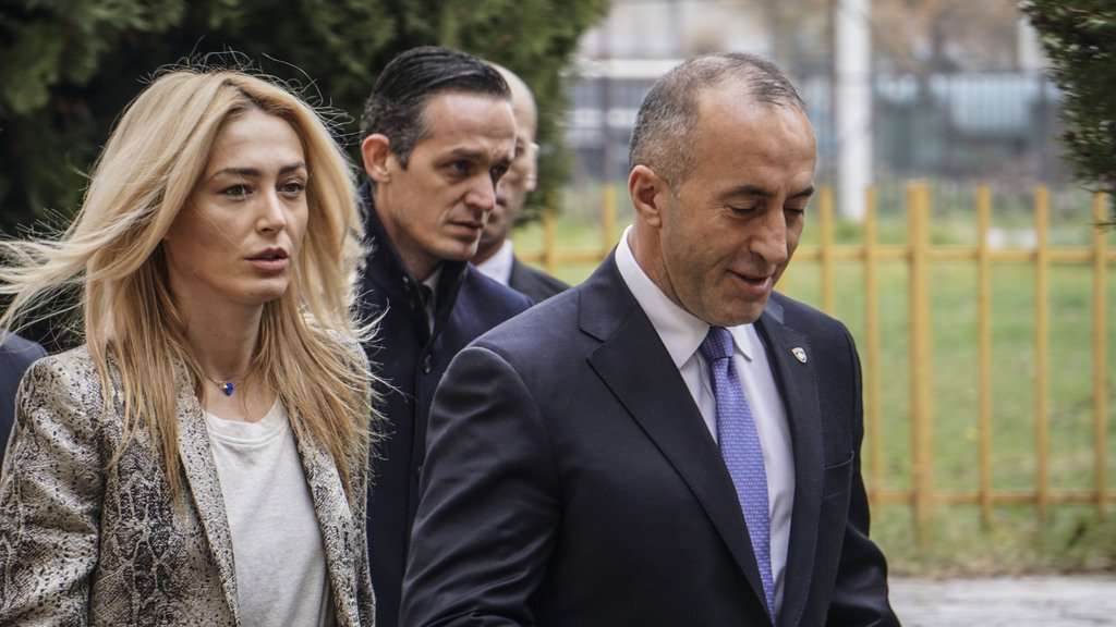 Si rrallëherë, Anita Haradinaj publikon foton romantike teksa Ramushi e mban në krahë